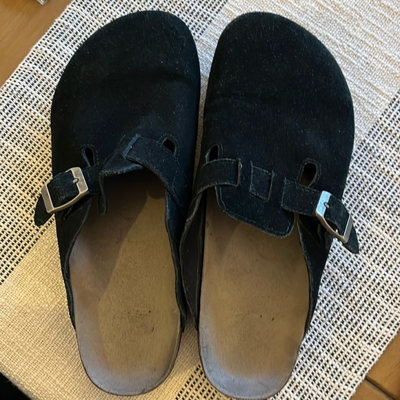 Shoes - Women’s Boston black leather slip ons. Size 10